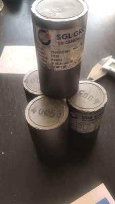 Le graphite est moulé sur mesure.