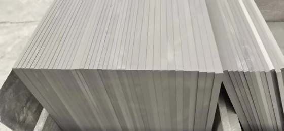 Formation de la plaque de graphite moulée par pressage isostatique pour le graphite de carbone de haute pureté
