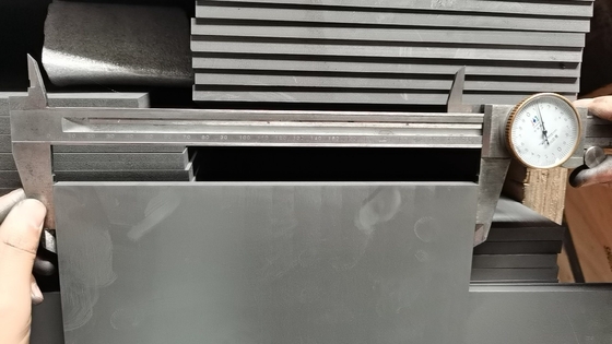 Plaque de graphite à particules fines de haute densité pour électrolyse des eaux usées Tailles personnalisées DC-1.85