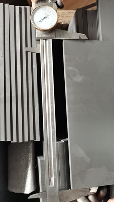 Plaque de graphite à particules fines de haute densité pour électrolyse des eaux usées Tailles personnalisées DC-1.85