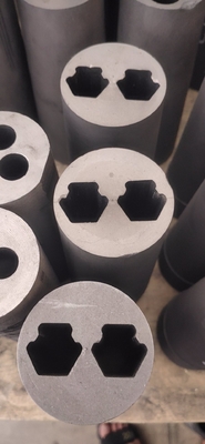 Très doucement à l'intérieur du moule de moulage de graphite avec des options de personnalisation