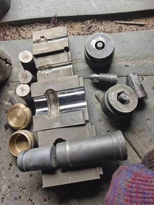 Machine de presse à forge à chaud pour la fabrication de pièces en laiton largement utilisées et personnalisées
