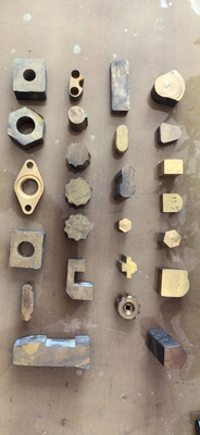 Pression et frittage d'engrenages ronds carrés hexagonaux à verrouillage moule de graphite pour la coulée
